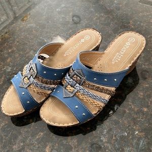 Awesome looking little sandals, perfect with a dress, skirt or shorts.
